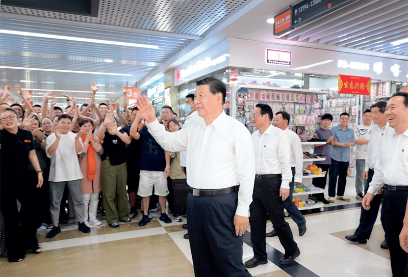 2023年9月20日至21日，中共中央總書(shū)記、國家主席、中央軍委主席習近平在浙江考察。這是20日上午，習近平在義烏國際商貿城考察時(shí)，同商戶(hù)親切交流。 新華社記者 李學(xué)仁/攝