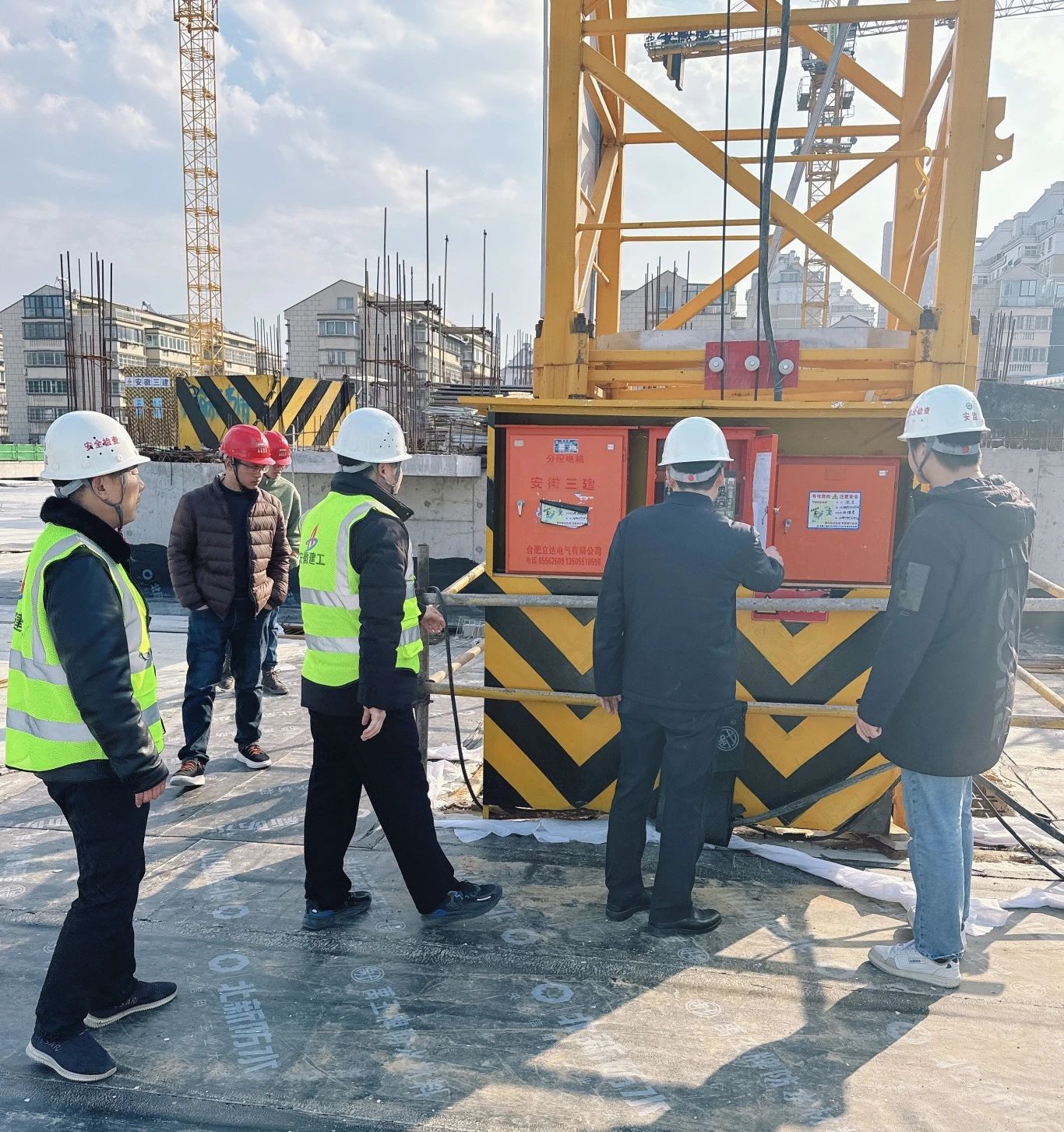2月18日，一分公司領(lǐng)導帶隊對王衛片區城市更新總承包項目施工現場(chǎng)臨時(shí)用電、大型設備、安全防護等情況進(jìn)行了深入檢查，并對下一步計劃及要求作出詳細安排，要求項目全員、全面、全力進(jìn)入工作狀態(tài)，以開(kāi)工即決戰的心態(tài)，抓實(shí)抓細安全、質(zhì)量管理，強控風(fēng)險，明確目標任務(wù)，確保項目按計劃節點(diǎn)順利推進(jìn)。.png