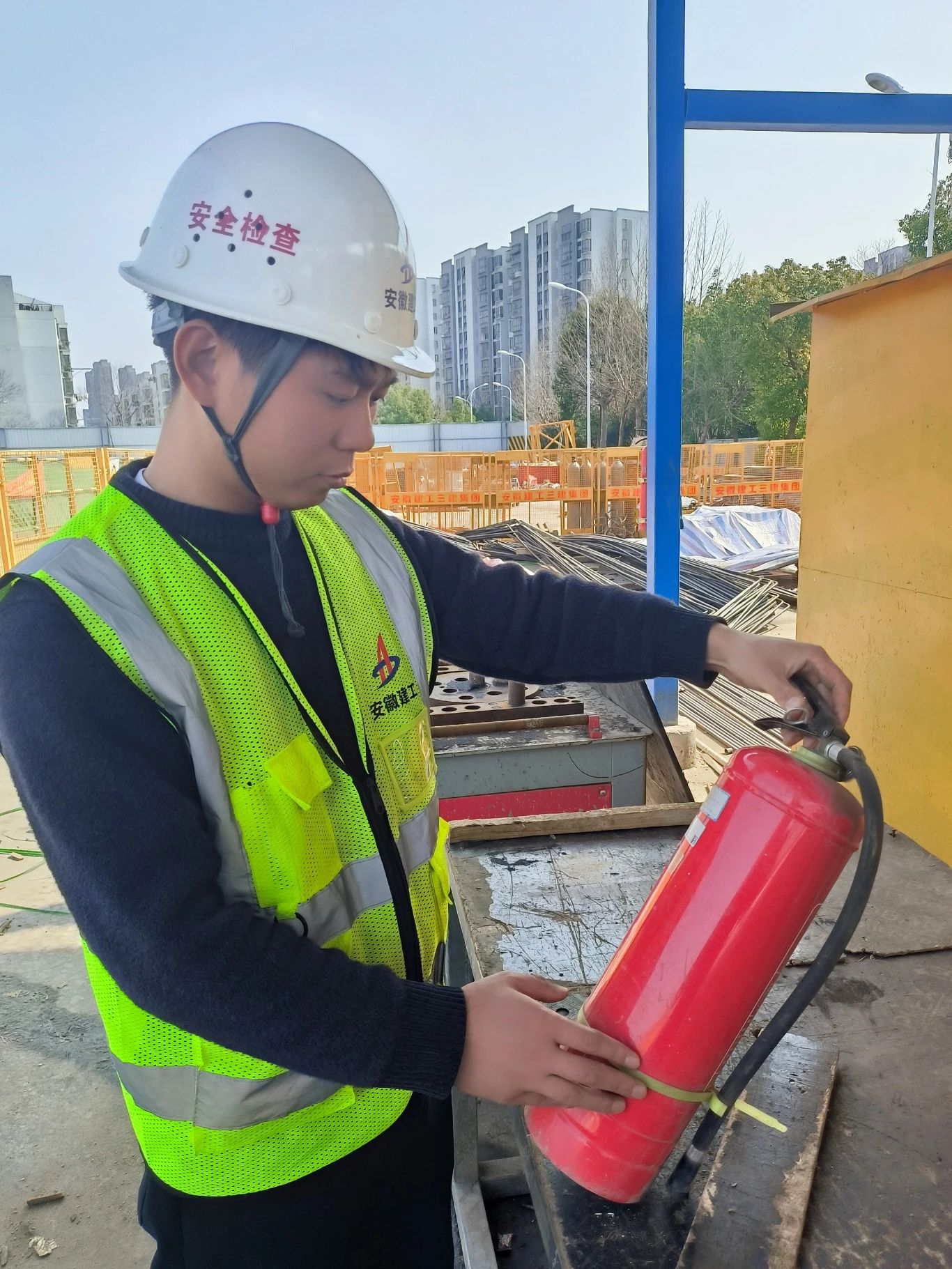 2月18日上午9時(shí)，云河灣總承包工程聯(lián)合監理單位、建設單位對現場(chǎng)進(jìn)行復工檢查，打響春節后復工復產(chǎn)第一槍。為了做好復工復產(chǎn)工作，項目部從以下四個(gè)方面開(kāi)展工作。一是對進(jìn)場(chǎng)的工人進(jìn)行全面三級安全教育和開(kāi)展復工復產(chǎn)安全交底會(huì )，加強安全防范工作。二是對現場(chǎng)臨時(shí)臨電百分百調試，為復工復產(chǎn)奠定堅實(shí)基礎。三是安全總監帶隊對所有大型設備檢修，徹底消滅安全隱患。四是項目經(jīng)理帶隊所有管理人員走場(chǎng)，強化復工復產(chǎn)思想建設。.jpg