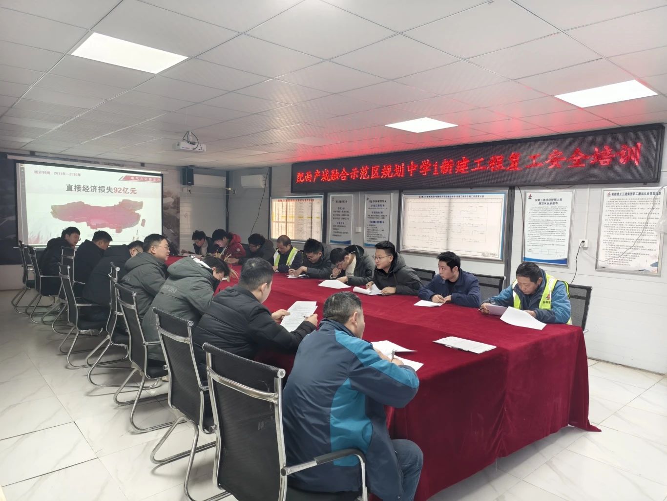 肥西縣產(chǎn)城融合示范區規劃中學(xué)1新建工程將于今年4月30日竣工，時(shí)間緊迫、任務(wù)艱巨。為確保工程順利推進(jìn)，項目部全體管理人員于正月初四即已全部到崗，以高度的責任感和使命感投身工作。項目部及時(shí)對施工現場(chǎng)的整體環(huán)境、設備設施以及安全防護措施進(jìn)行了全面檢查，對于發(fā)現的問(wèn)題和存在的隱患，立即進(jìn)行了整改。同時(shí)組織對管理人員進(jìn)行了復工安全培訓，對大型設備進(jìn)行全面的維護與檢修，目前，施工現場(chǎng)已恢復正常施工狀態(tài)，以確保工程按時(shí)高質(zhì)量完成。.jpg