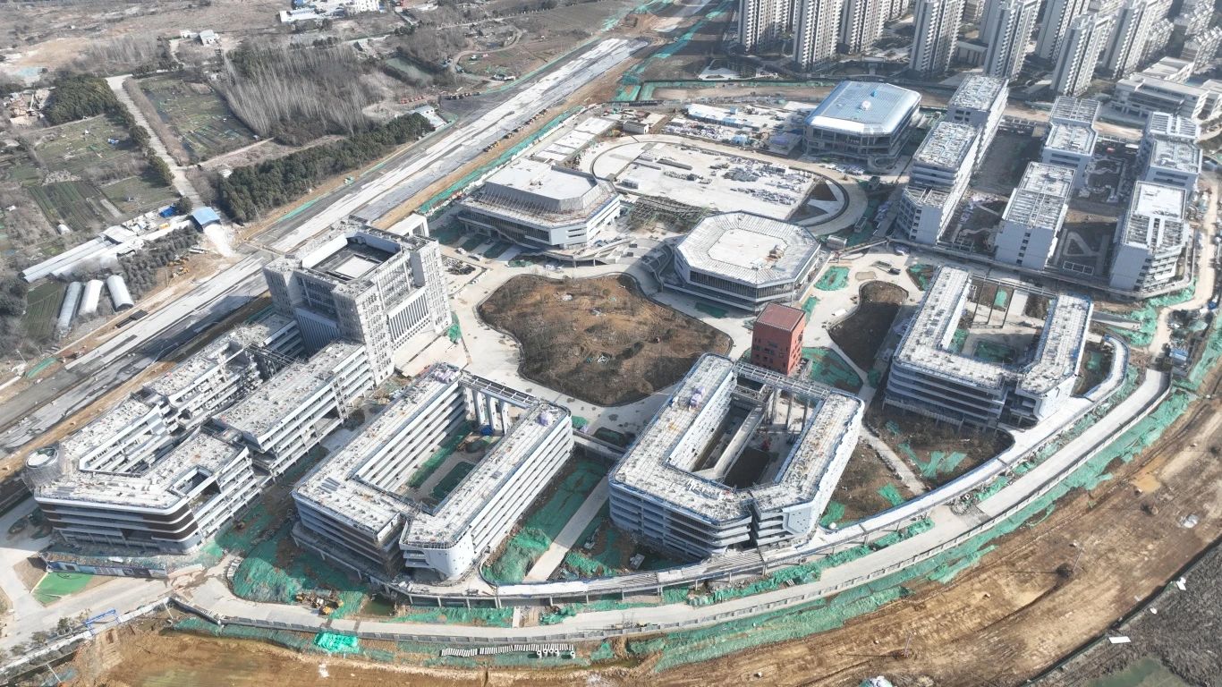 為確保合肥一中淝河校區項目2024年竣工交付節點(diǎn)如期完成，迅速掀起春節后復工即大干勞動(dòng)熱潮，形成一股緊張快干、提速爭先的濃厚氛圍，2月16日，合肥一中淝河校區項目召開(kāi)節后復工動(dòng)員大會(huì )。會(huì )上，各部門(mén)負責人報告了2023年度收尾工作情況及今年的工作任務(wù)，以月、周為時(shí)間軸線(xiàn)，明確各目標節點(diǎn)，并以圖表的形式對各勞務(wù)班組負責人進(jìn)行全面交底，落實(shí)工作目標責任制，做到責任到人，切實(shí)做到工作目標化，目標階段化，階段具體化，具體責任化。 (2)_副本.jpg