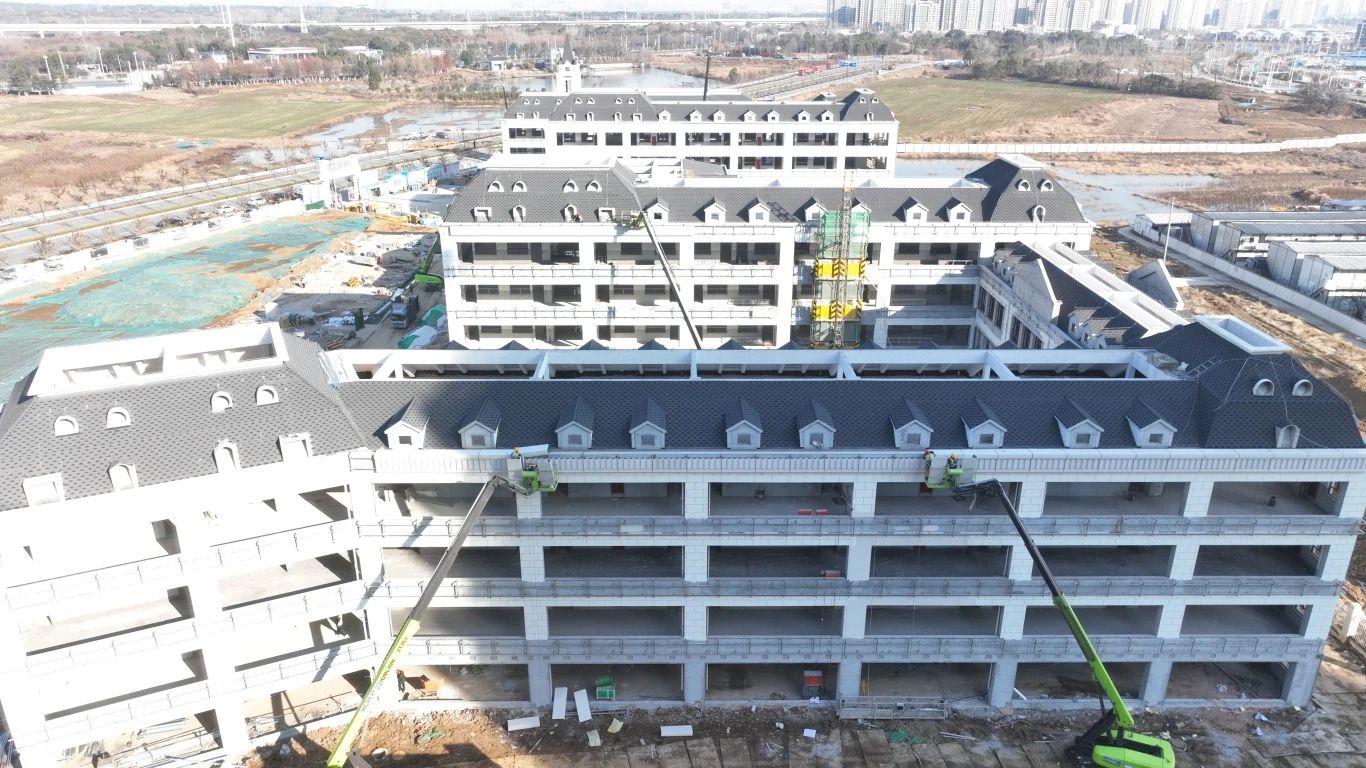 跑好龍年“第一棒”正當其時(shí)。五分公司各項目管理人員積極響應項目建設要求，大年初四全員到崗，召開(kāi)全體班組復工復產(chǎn)會(huì )議，制定了分部分項工程的復工時(shí)間節點(diǎn)，為全面復工復產(chǎn)奠定堅實(shí)基礎。分公司領(lǐng)導現場(chǎng)檢查指導工作，要求項目部全方位安排，提前謀劃。在復工復產(chǎn)的同時(shí)要做到全員三級安全教育，杜絕一切盲目不安全的復工復產(chǎn)。努力營(yíng)造大干快上局面，工人們在現場(chǎng)干的熱火朝天，管理人員也時(shí)刻為工人安全生產(chǎn)保駕護航。.JPG
