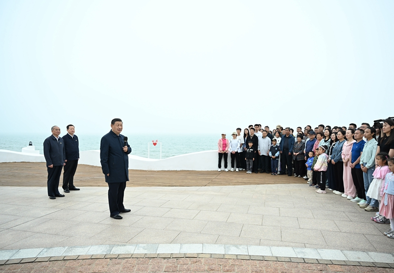 5月22日至24日，中共中央總書(shū)記、國家主席、中央軍委主席習近平在山東考察。這是22日下午，習近平在日照市陽(yáng)光海岸綠道同市民和游客親切交流。