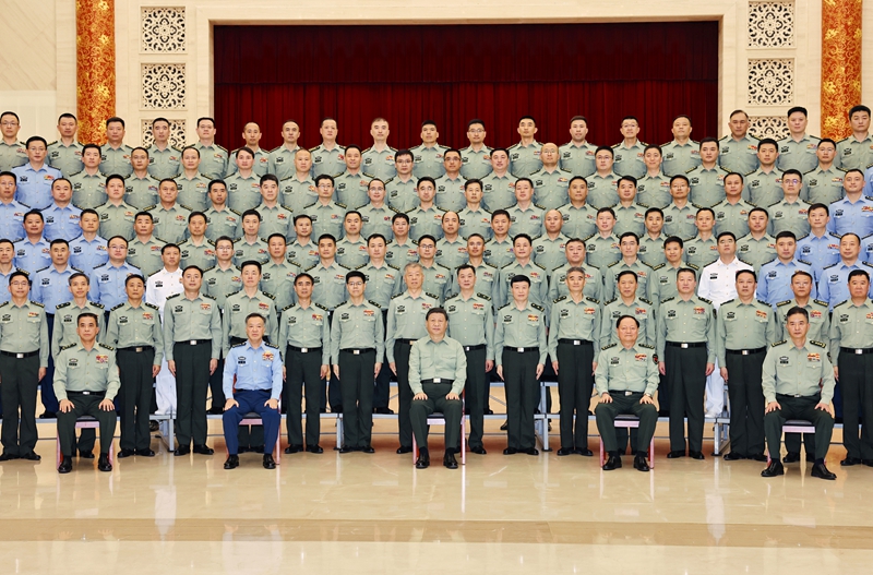 5月22日至24日，中共中央總書(shū)記、國家主席、中央軍委主席習近平在山東考察。這是23日上午，習近平在濟南親切接見(jiàn)駐濟南部隊上校以上領(lǐng)導干部，代表黨中央和中央軍委向駐濟南部隊全體官兵致以誠摯問(wèn)候。