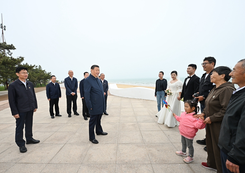 5月22日至24日，中共中央總書(shū)記、國家主席、中央軍委主席習近平在山東考察。這是22日下午，習近平在日照市陽(yáng)光海岸綠道同市民親切交流。