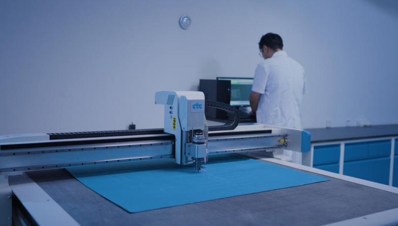 智能數控自動(dòng)裁樣機。